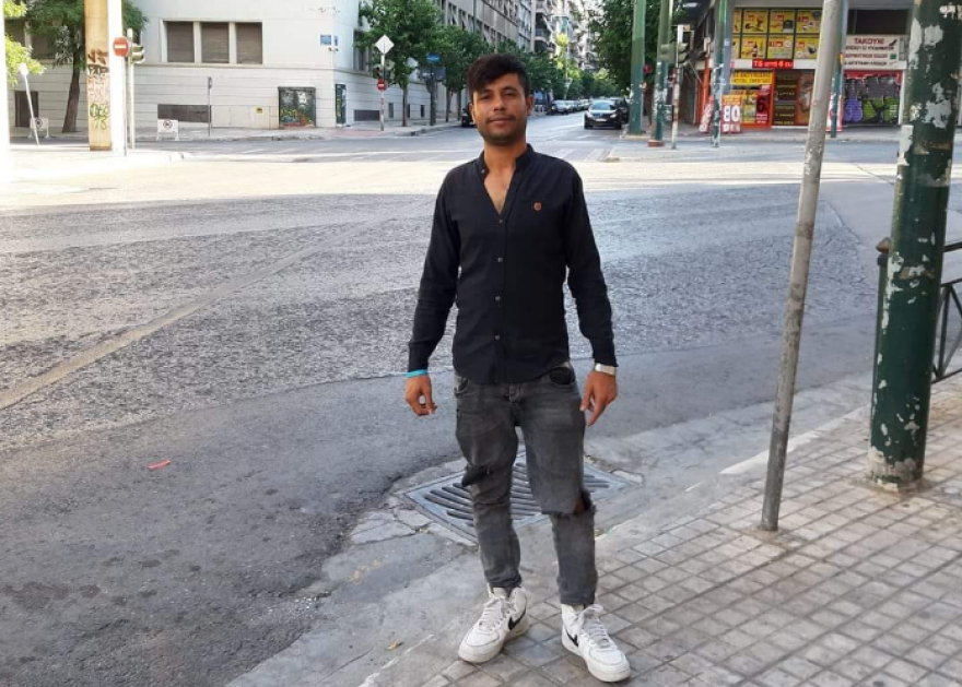 Άγιος Παντελεήμονας: Ο Μπαγκλαντεσιανός με αίματα λίγη ώρα μετά τη δολοφονία της τρανς - Βίντεο ντοκουμέντο