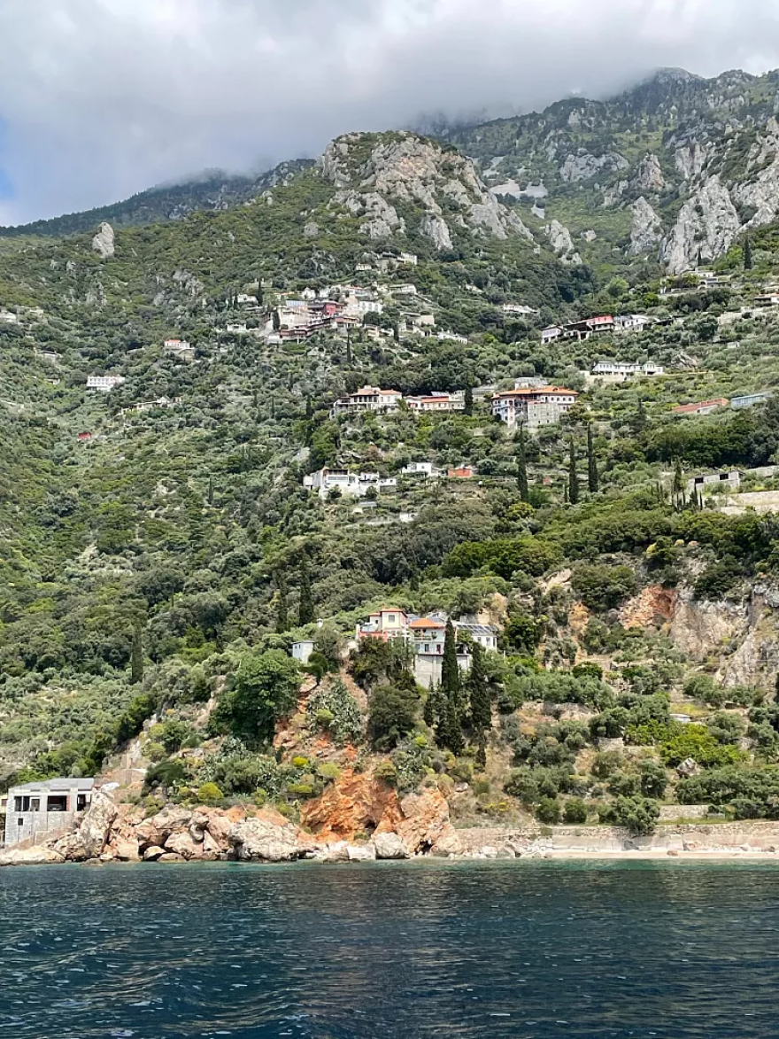 Τα άγνωστα μονοπάτια του Αγίου Όρους που μοιάζουν με ταξίδι στον χρόνο