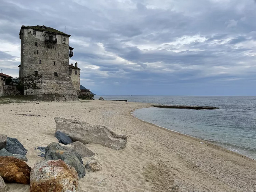 Τα άγνωστα μονοπάτια του Αγίου Όρους που μοιάζουν με ταξίδι στον χρόνο