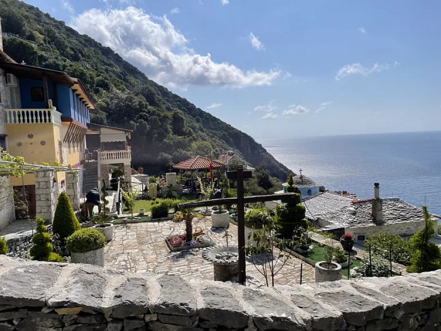 Τα άγνωστα μονοπάτια του Αγίου Όρους που μοιάζουν με ταξίδι στον χρόνο