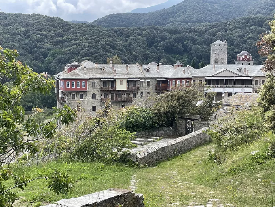 Τα άγνωστα μονοπάτια του Αγίου Όρους που μοιάζουν με ταξίδι στον χρόνο