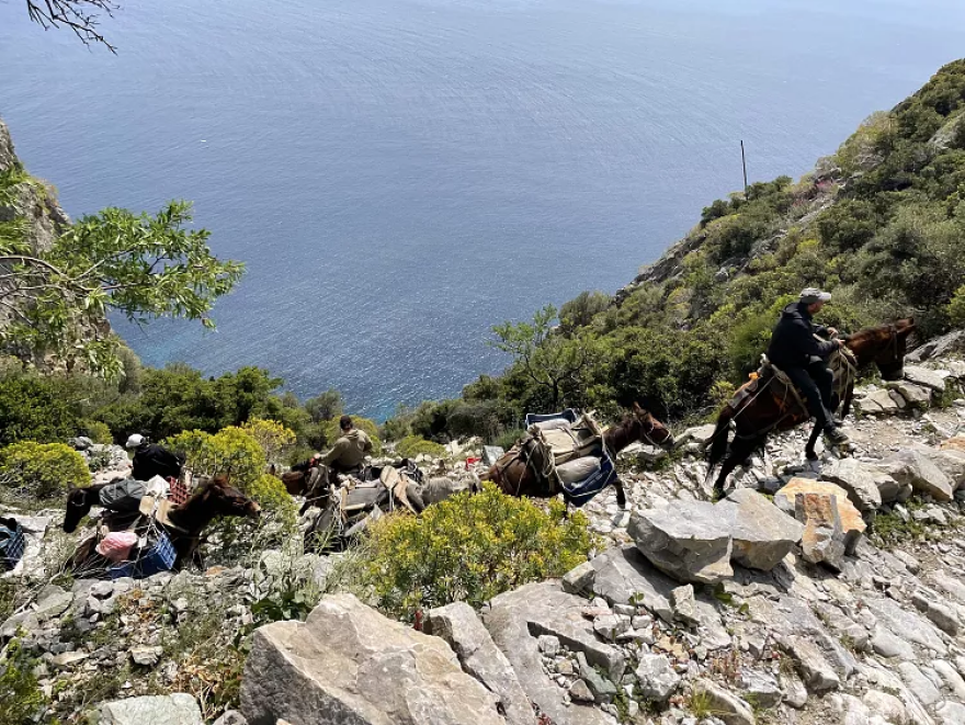 Τα άγνωστα μονοπάτια του Αγίου Όρους που μοιάζουν με ταξίδι στον χρόνο