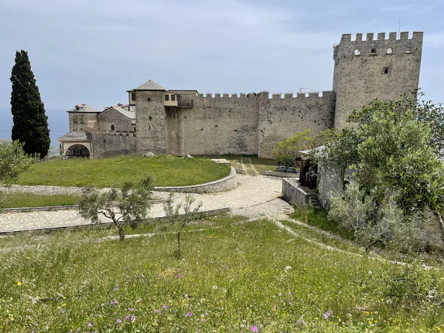 Τα άγνωστα μονοπάτια του Αγίου Όρους που μοιάζουν με ταξίδι στον χρόνο