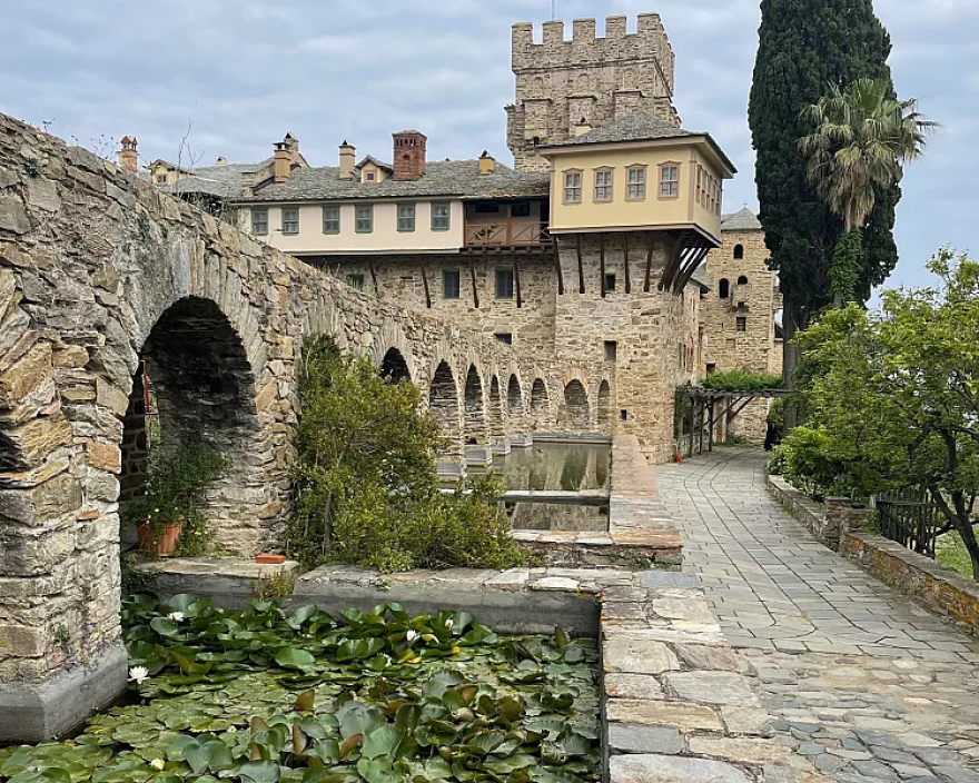 Τα άγνωστα μονοπάτια του Αγίου Όρους που μοιάζουν με ταξίδι στον χρόνο