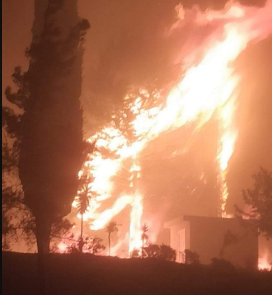 Φωτιά στη Ρόδο: Νύχτα αγωνίας με τρία μέτωπα ανεξέλεγκτα, χιλιάδες εκτοπισμένους και χωριά υπό απειλή