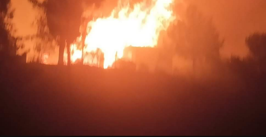 Φωτιά στη Ρόδο: Νύχτα αγωνίας με τρία μέτωπα ανεξέλεγκτα, χιλιάδες εκτοπισμένους και χωριά υπό απειλή