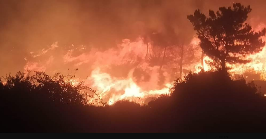 Φωτιά στη Ρόδο: Νύχτα αγωνίας με τρία μέτωπα ανεξέλεγκτα, χιλιάδες εκτοπισμένους και χωριά υπό απειλή