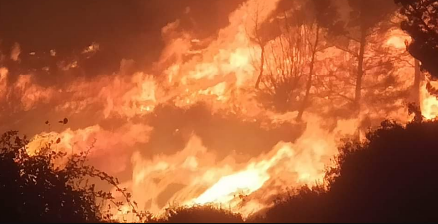 Φωτιά στη Ρόδο: Νύχτα αγωνίας με τρία μέτωπα ανεξέλεγκτα, χιλιάδες εκτοπισμένους και χωριά υπό απειλή
