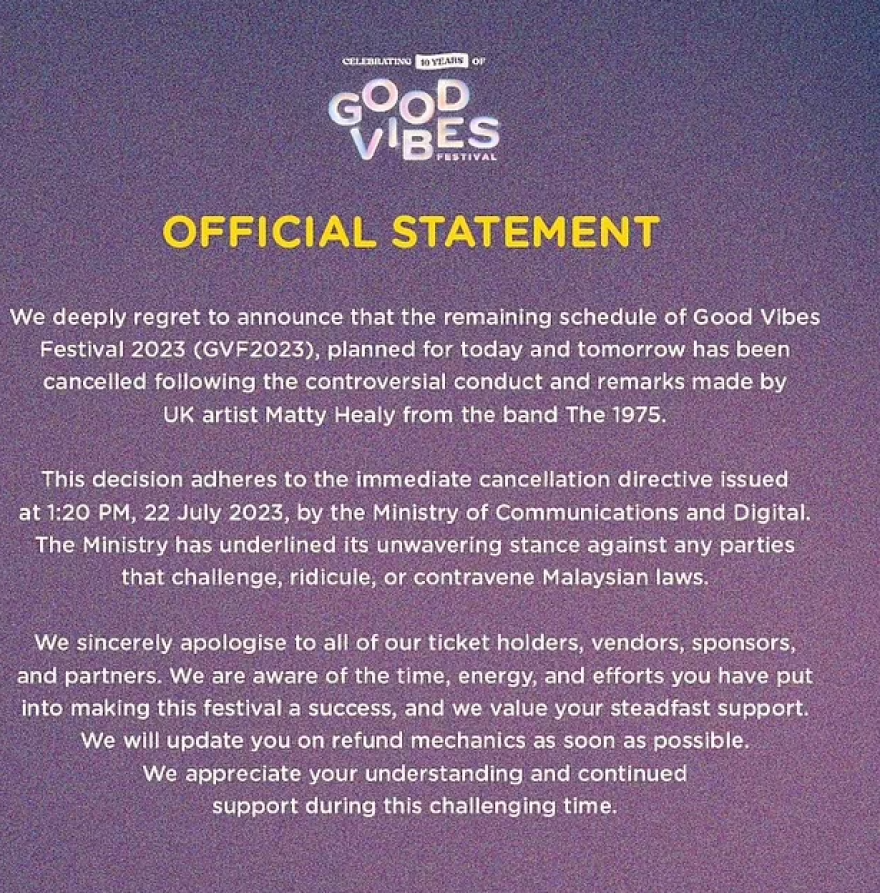 1975: Η Μαλαισία τους απαγόρευσε να μείνουν στην Κουάλα Λουμπούρ επειδή ο frontman φίλησε τον μπασίστα στη σκηνή