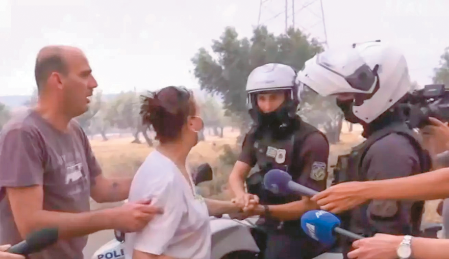 Οι ήρωες αστυνομικοί στη μάχη των πυρκαγιών: «Δεν φεύγω από εδώ, αν δεν φύγεις κι εσύ» 