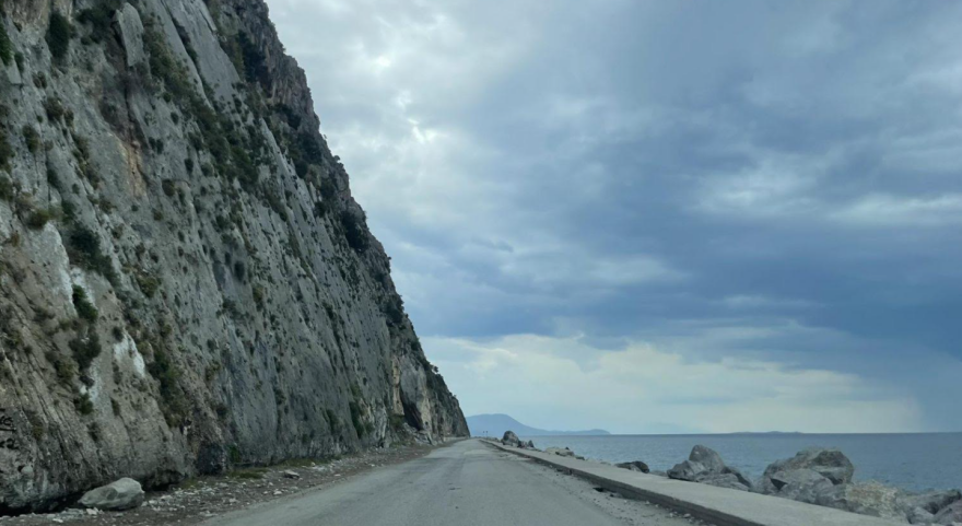 Ένας από τους πιο επικίνδυνους δρόμους της Αττικής καταλήγει στην παραλία της Ψάθας - Δείτε φωτογραφίες