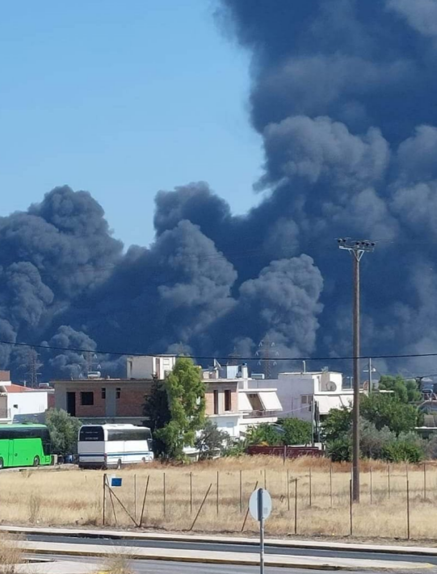 Συναγερμός στον Ασπρόπυργο - Μεγάλη φωτιά δίπλα σε βυτία