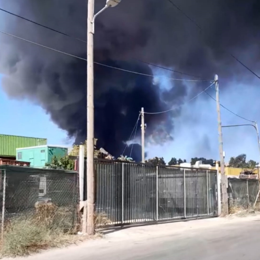 Συναγερμός στον Ασπρόπυργο - Μεγάλη φωτιά δίπλα σε βυτία