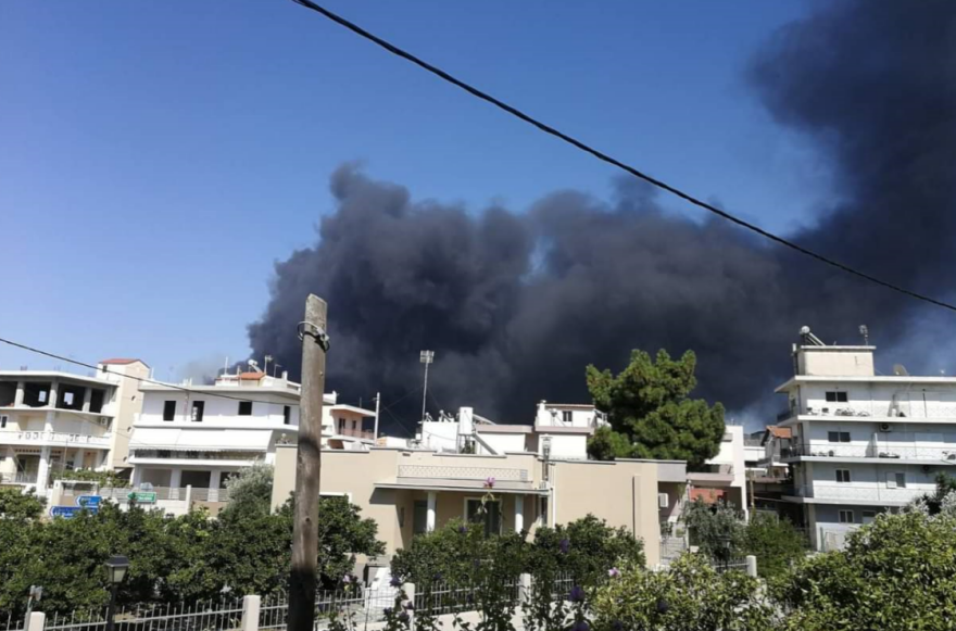 Συναγερμός στον Ασπρόπυργο - Μεγάλη φωτιά δίπλα σε βυτία