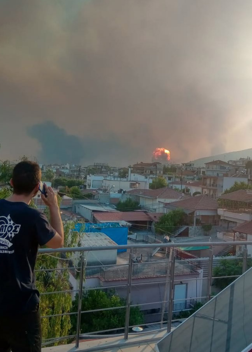 Νέα Αγχίαλος: Η στιγμή που το ωστικό κύμα από τις εκρήξεις στην αποθήκη πυρομαχικών «χτυπά» τζαμαρίες καταστημάτων