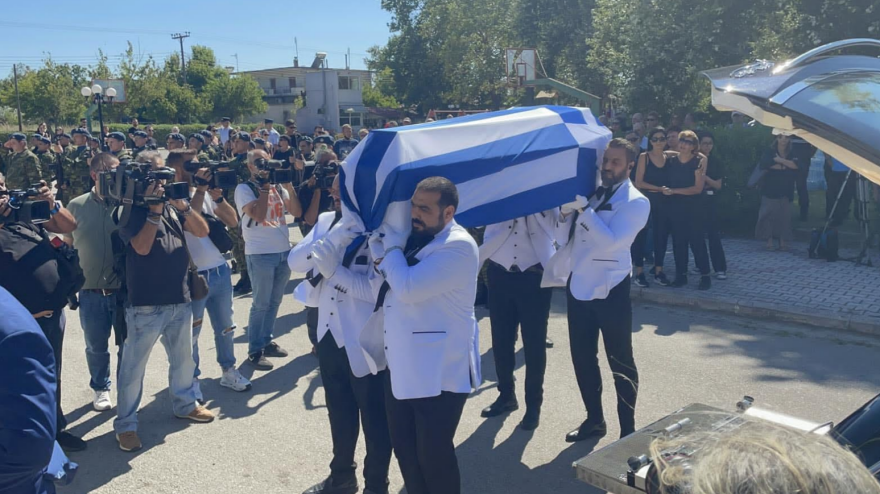 Το τελευταίο αντίο στον ήρωα Περικλή Στεφανίδη που σκοτώθηκε στην πτώση του Canadair - Παρών ο πρωθυπουργός