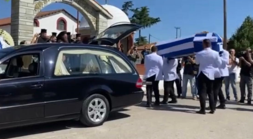 Το τελευταίο αντίο στον ήρωα Περικλή Στεφανίδη που σκοτώθηκε στην πτώση του Canadair - Παρών ο πρωθυπουργός