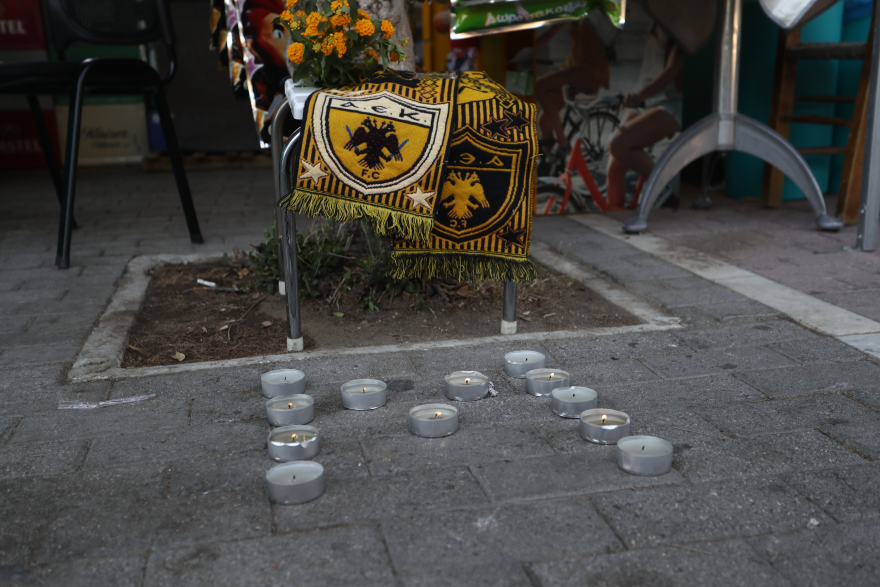 Νέα Φιλαδέλφεια: Κασκόλ της ΑΕΚ και κεριά στο σημείο που δολοφονήθηκε ο 29χρονος