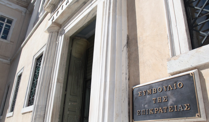 ΣτΕ: Το παιδί μπορεί να πάρει και το επώνυμο της μητέρας όταν ο πατέρας το εγκαταλείψει