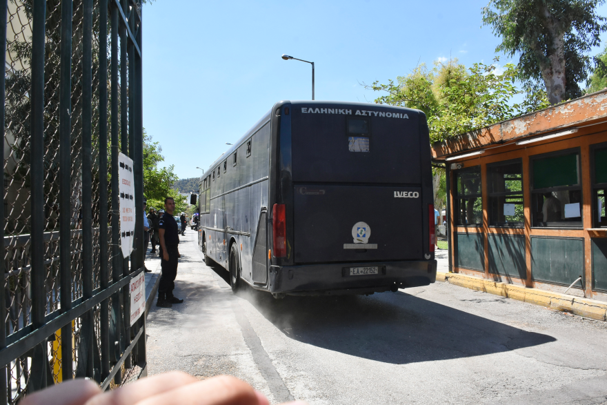 Νέα Φιλαδέλφεια: Στον Εισαγγελέα για κακούργημα οι 94 Κροάτες χούλιγκανς - «Φασίστες, δολοφόνοι, φάγατε το παιδί»