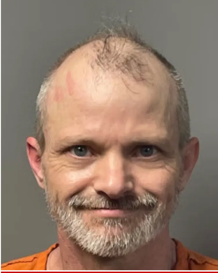 Αλαμπάμα: Σκότωσε τον γιο του αναγκάζοντάς τον να πάρει ναρκωτικά και... χαμογελά στη φωτογραφία της σύλληψης!