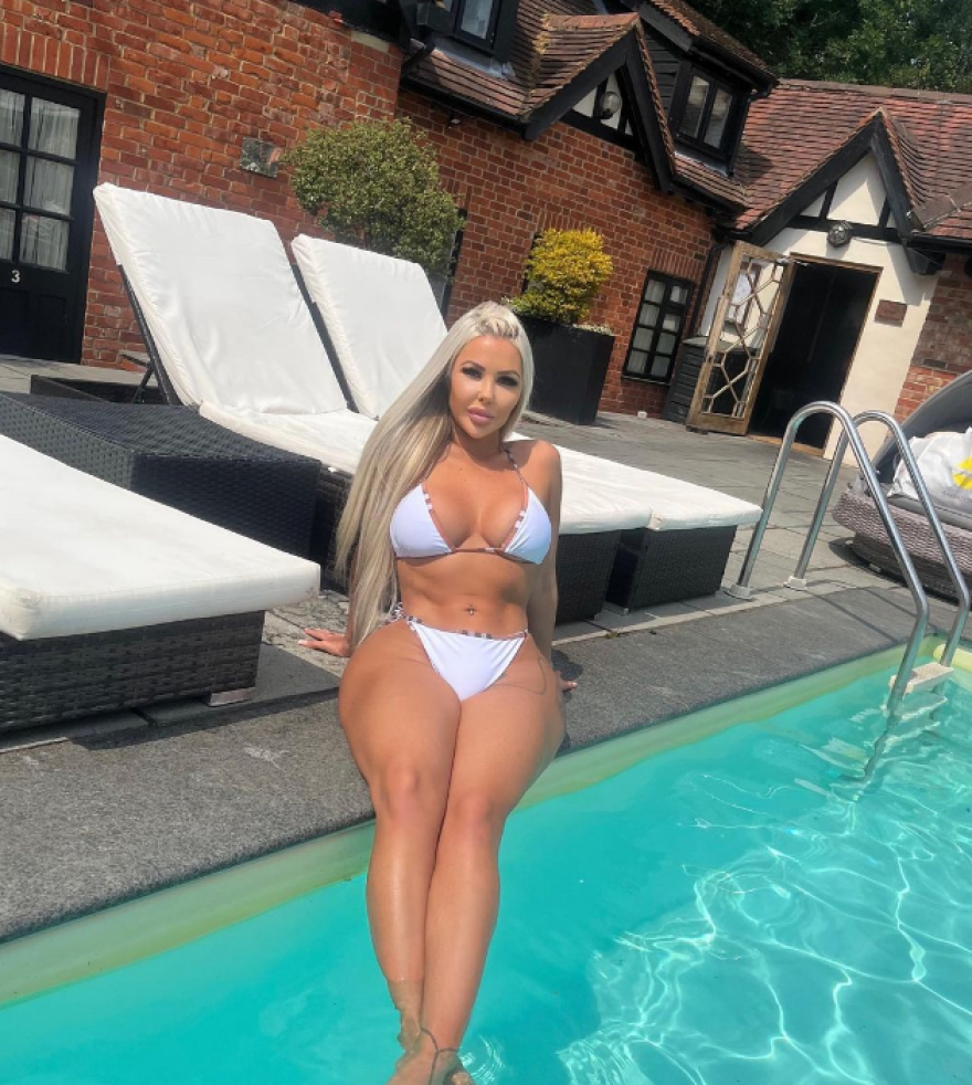 Μοντέλο του OnlyFans πόζαρε με τολμηρό μπικίνι στο κάστρο του Ουίνδσορ και έφαγε κατσάδα από τους αστυνομικούς