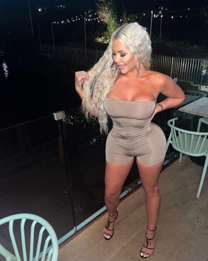 Μοντέλο του OnlyFans πόζαρε με τολμηρό μπικίνι στο κάστρο του Ουίνδσορ και έφαγε κατσάδα από τους αστυνομικούς