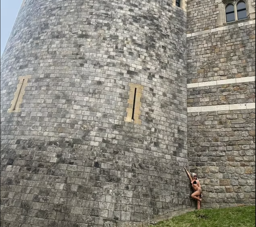 Μοντέλο του OnlyFans πόζαρε με τολμηρό μπικίνι στο κάστρο του Ουίνδσορ και έφαγε κατσάδα από τους αστυνομικούς