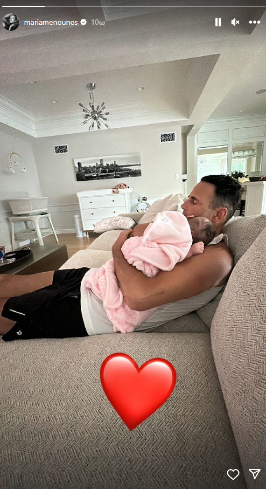 Μαρία Μενούνος: Φωτογραφίζει τον σύζυγό της, Κέβιν Αντεργκάρο, αγκαλιά με την κόρη τους