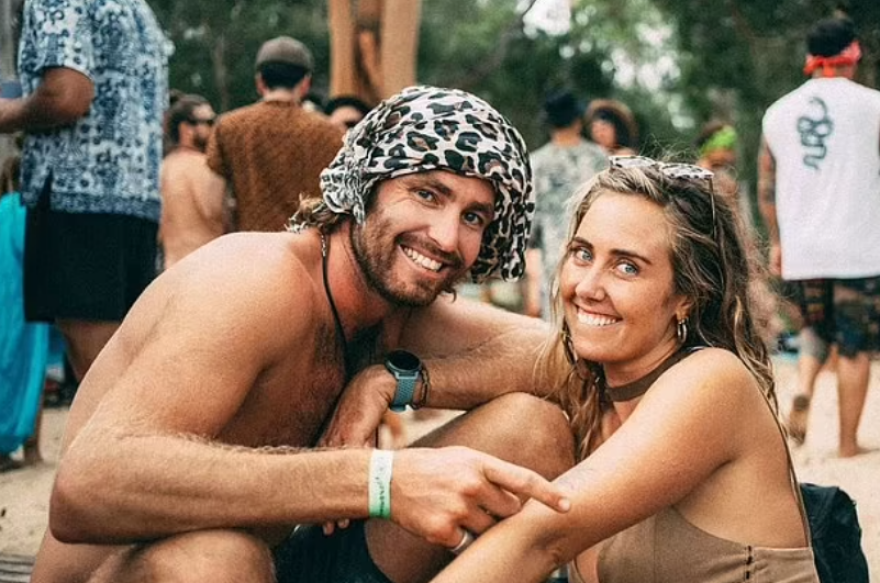 H στιγμή της διάσωσης Αυστραλών σέρφερ που αγνοούνταν επί 36 ώρες αφού βυθίστηκε το σκάφος τους