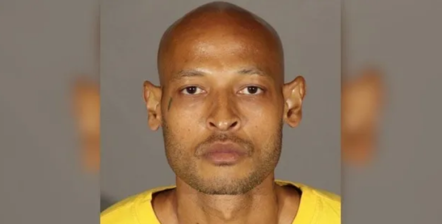 TikTok: Στο φως το σκοτεινό παρελθόν του άνδρα που εμφανίζεται σε βίντεο να «μυρίζει οπίσθια» γυναικών σε βιβλιοπωλείο