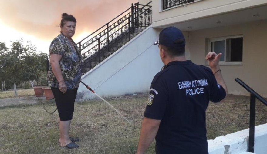 Φωτιά στην Αλεξανδρούπολη: Έκοβαν λουκέτα για να μπουν σε σπίτια και να σώσουν ανθρώπους και περιουσίες - Συγκλονιστικές εικόνες