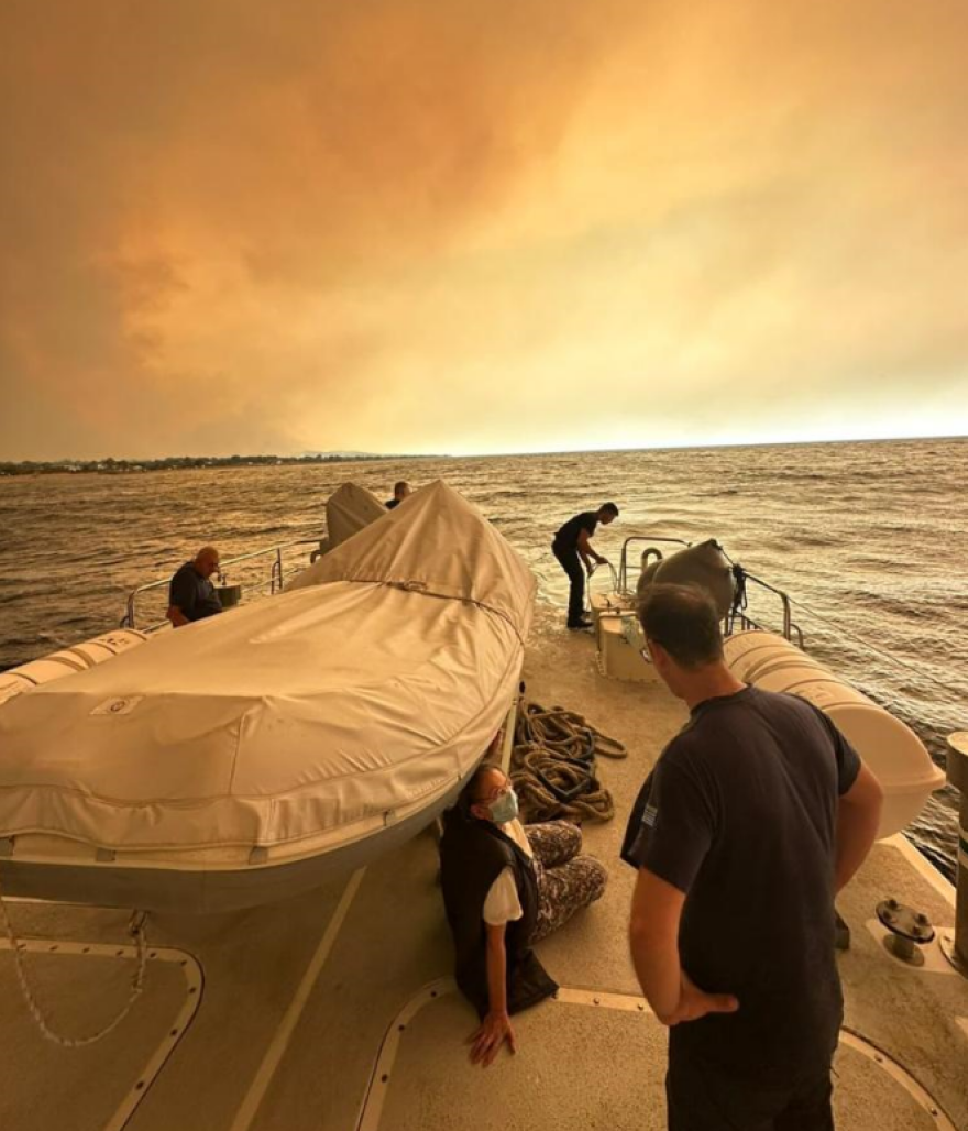 Αλεξανδρούπολη: Το Λιμενικό διέσωσε πολίτες από την πυρκαγιά, μεταφέρθηκαν στο λιμάνι - Βίντεο και φωτογραφίες