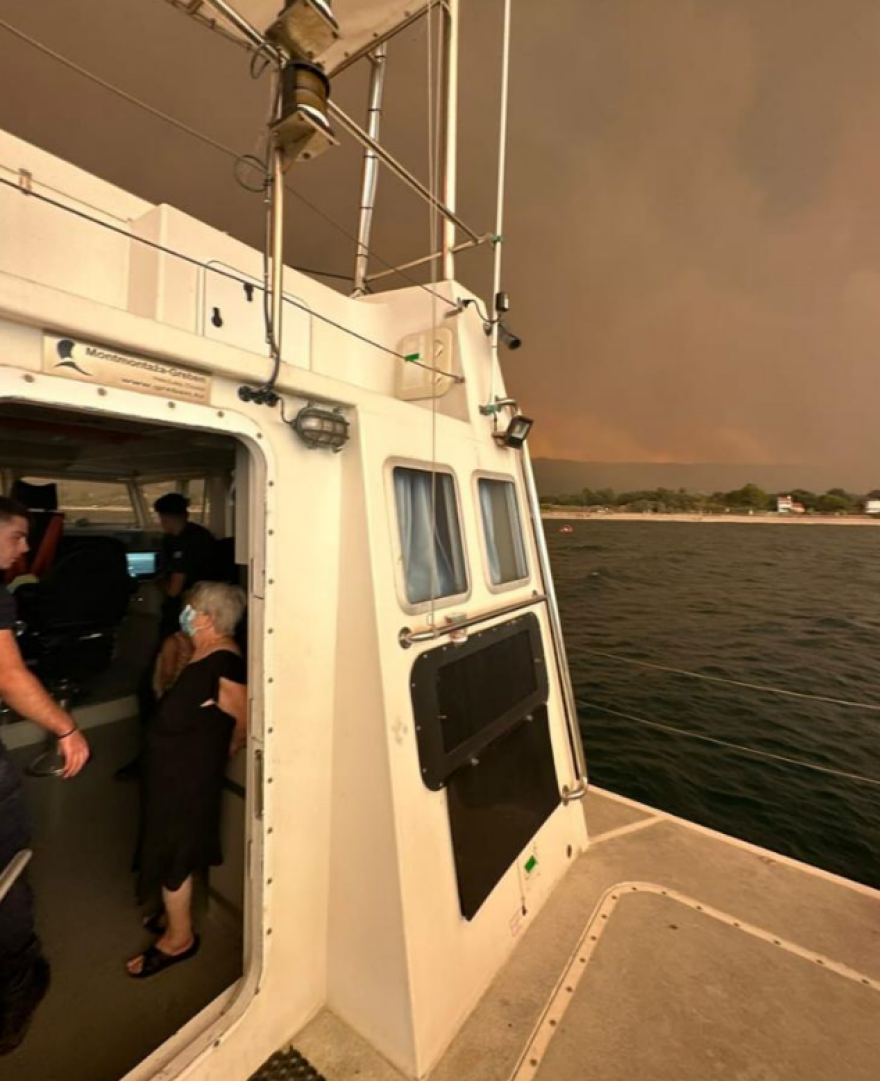 Αλεξανδρούπολη: Το Λιμενικό διέσωσε πολίτες από την πυρκαγιά, μεταφέρθηκαν στο λιμάνι - Βίντεο και φωτογραφίες