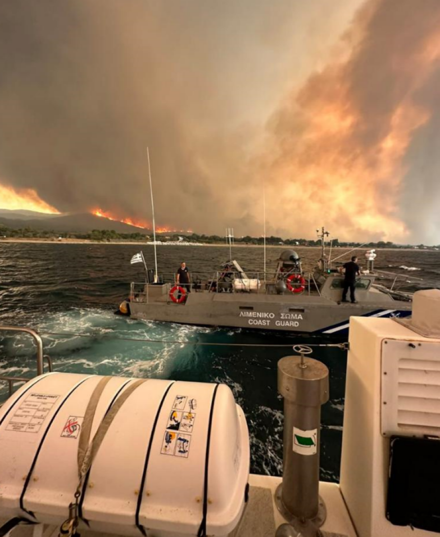 Αλεξανδρούπολη: Το Λιμενικό διέσωσε πολίτες από την πυρκαγιά, μεταφέρθηκαν στο λιμάνι - Βίντεο και φωτογραφίες