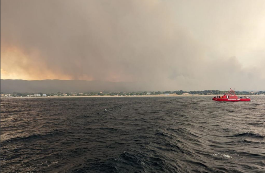 Αλεξανδρούπολη: Το Λιμενικό διέσωσε πολίτες από την πυρκαγιά, μεταφέρθηκαν στο λιμάνι - Βίντεο και φωτογραφίες