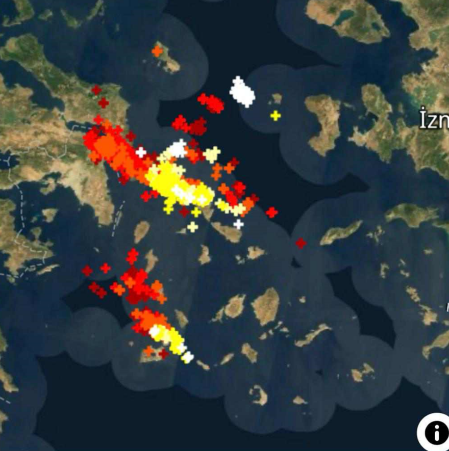 Σάρωσαν Αττική, Εύβοια και Κυκλάδες οι κεραυνοί - Προκλήθηκαν πυρκαγιές, τι είναι η «ξηρή καταιγίδα» 