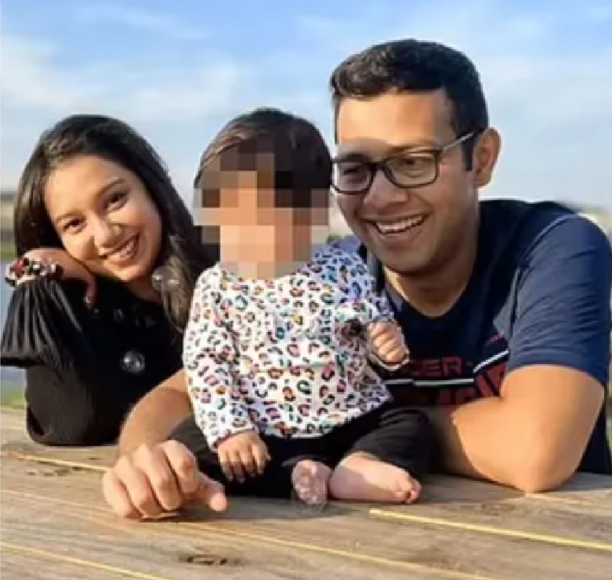 Τρόμος για οικογένεια στην Φλόριντα: Έπιασαν με κρυφή κάμερα τον γείτονά τους να ρίχνει χημικά κάτω από την πόρτα τους