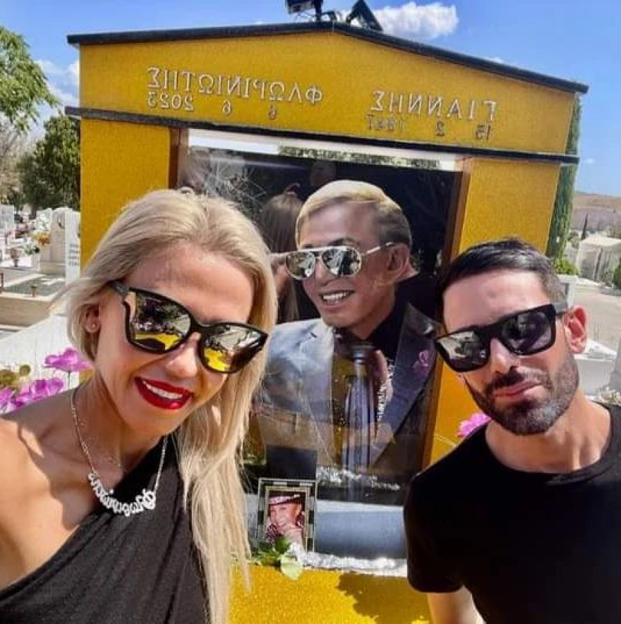 Γιάννης Φλωρινιώτης: Τα παιδιά του έβγαλαν σέλφι στον τάφο του 