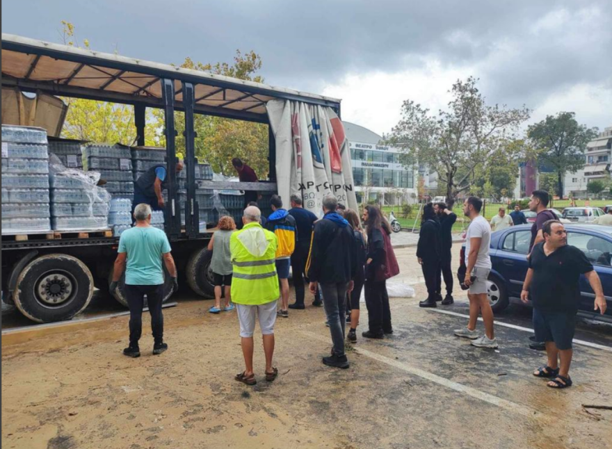 «Είναι άθλιοι μαυραγορίτες» - Ο Μπέος καταγγέλλει ότι πωλούν το εμφιαλωμένο νερό στο Βόλο προς €4-5 την εξάδα