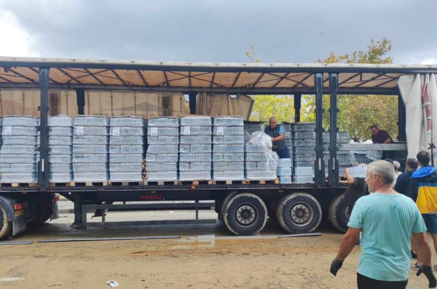 «Είναι άθλιοι μαυραγορίτες» - Ο Μπέος καταγγέλλει ότι πωλούν το εμφιαλωμένο νερό στο Βόλο προς €4-5 την εξάδα