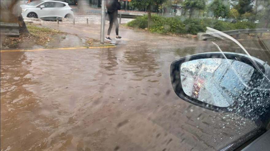 Κακοκαιρία «Daniel»: Χάος στο κέντρο της Αθήνας από την ισχυρή καταιγίδα