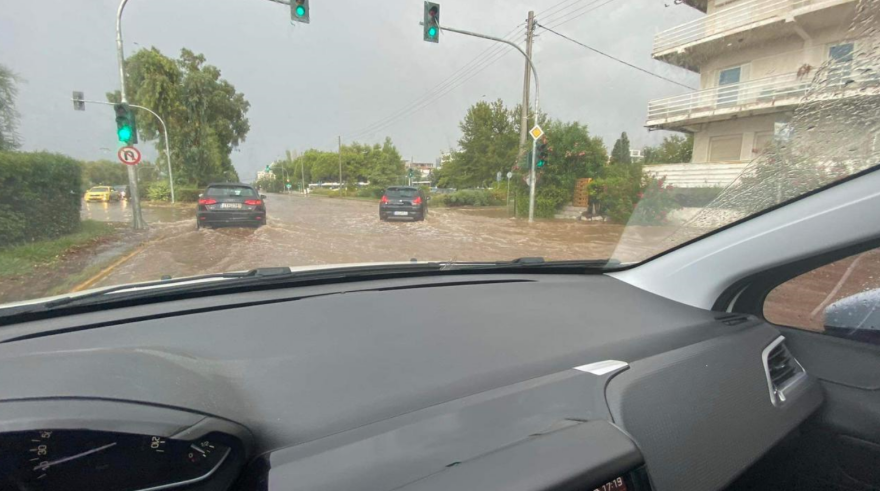 Κακοκαιρία «Daniel»: Χάος στο κέντρο της Αθήνας από την ισχυρή καταιγίδα