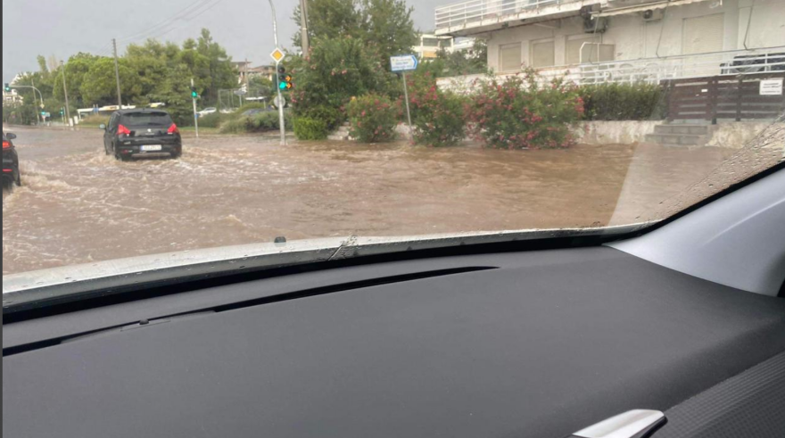 Κακοκαιρία «Daniel»: Χάος στο κέντρο της Αθήνας από την ισχυρή καταιγίδα