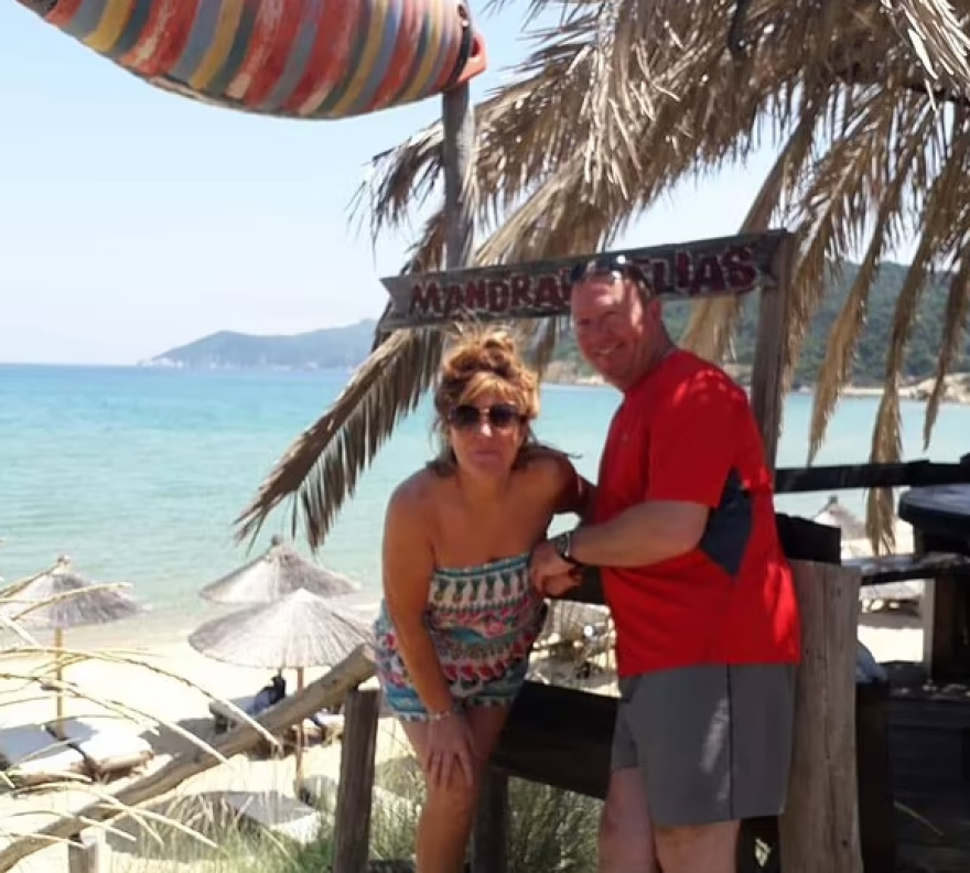 «Ψέμα ότι φύγαμε από τρεις ταβέρνες στην Κρήτη χωρίς να πληρώσουμε» λέει το ζευγάρι των Βρετανών τουριστών