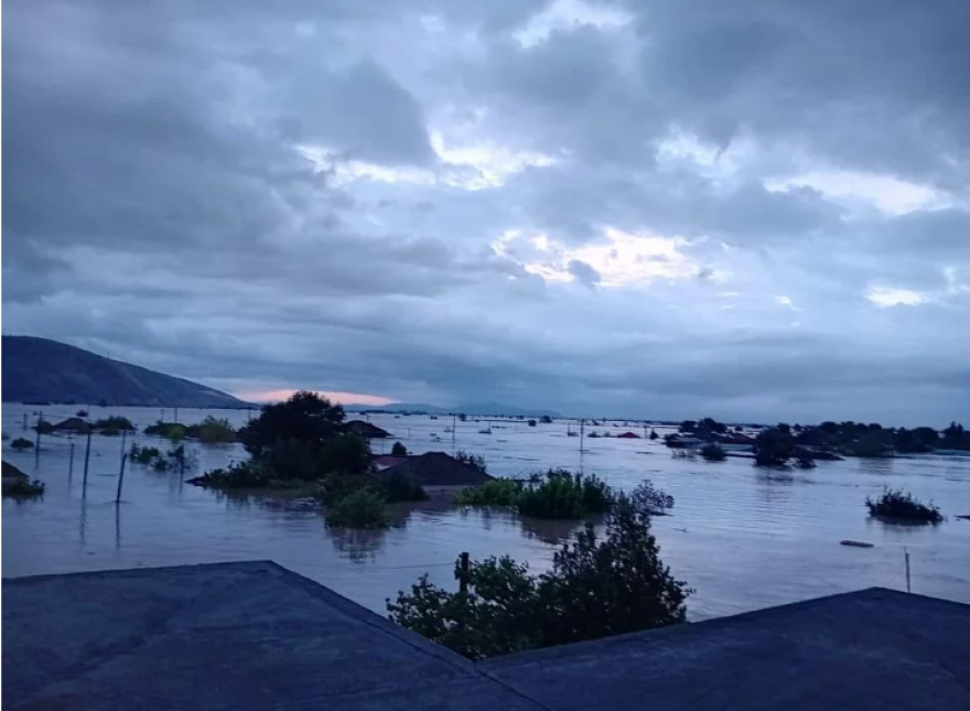 Σοκαριστικές εικόνες στην Καρδίτσα: Ανέβηκαν στη στέγη για να σωθούν στη Μεταμόρφωση