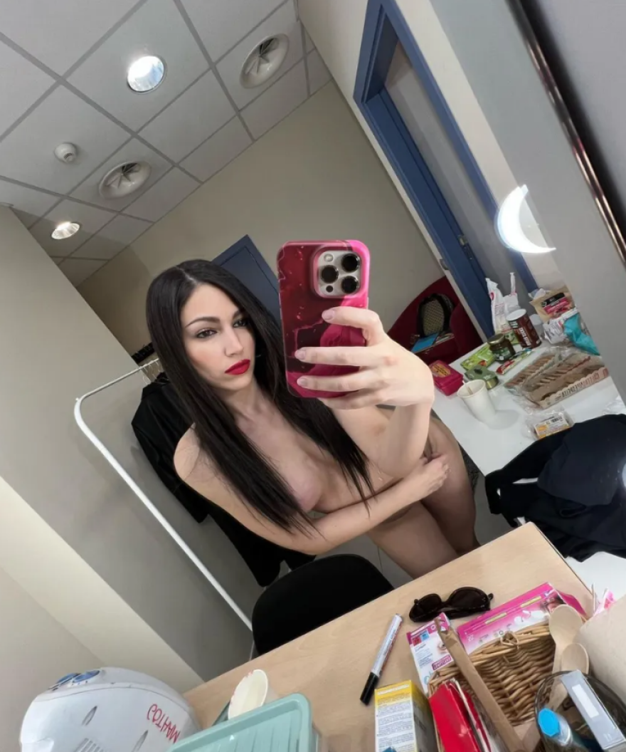 Ούρσουλα Κορμπερό: Με αποκαλυπτικό φόρεμα στη Μαδρίτη - Δείτε βίντεο