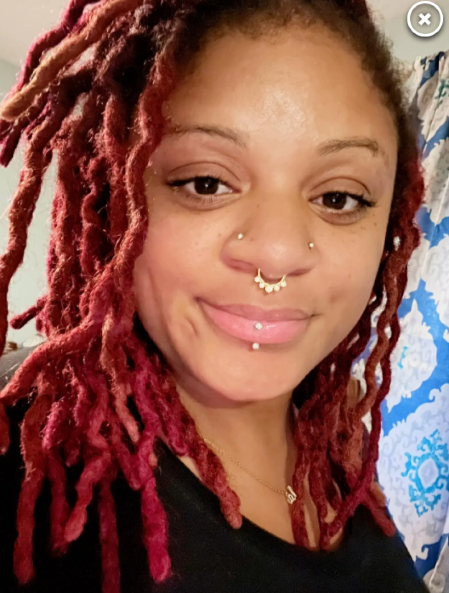 Παντρεμένος ο αστυνομικός που το TikTok «τσάκωσε» να ερωτοτροπεί δημόσια - Σύζυγος και ερωμένη τσακώνονται online