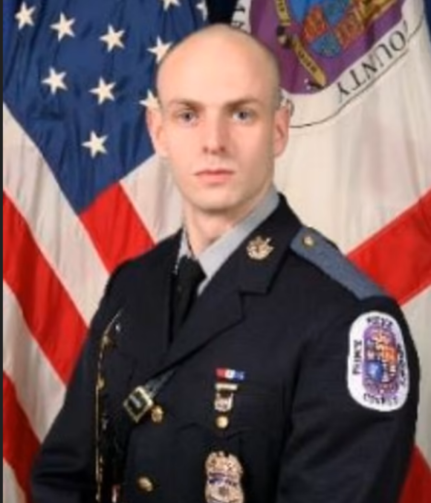 Παντρεμένος ο αστυνομικός που το TikTok «τσάκωσε» να ερωτοτροπεί δημόσια - Σύζυγος και ερωμένη τσακώνονται online