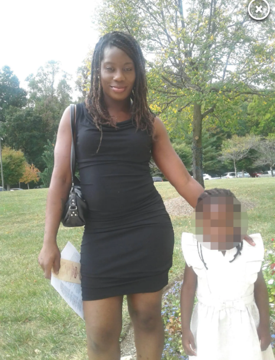 Παντρεμένος ο αστυνομικός που το TikTok «τσάκωσε» να ερωτοτροπεί δημόσια - Σύζυγος και ερωμένη τσακώνονται online